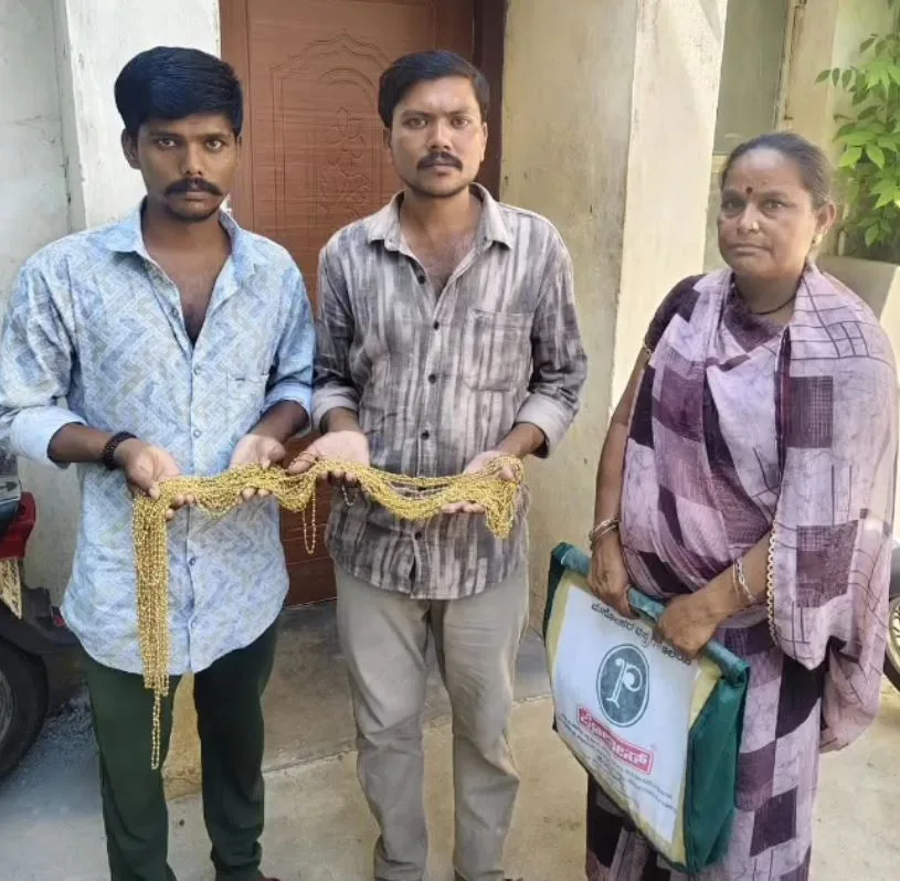 போலி நகைகளை விற்க முயன்ற மூவர் கைது