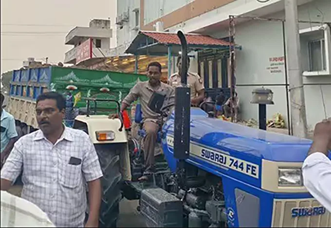 அனுமதியின்றி வண்டல் மண் கடத்திய டிராக்டர் பறிமுதல்