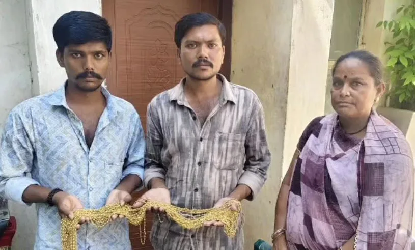 போலி நகைகளை விற்க முயன்ற மூவர் கைது