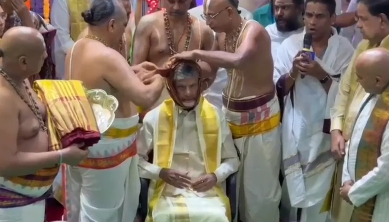 ஆந்திர அரசு சார்பில்  பட்டு வஸ்திரம் சமர்ப்பித்தார் முதல்வர் சந்திரபாபு நாயுடு