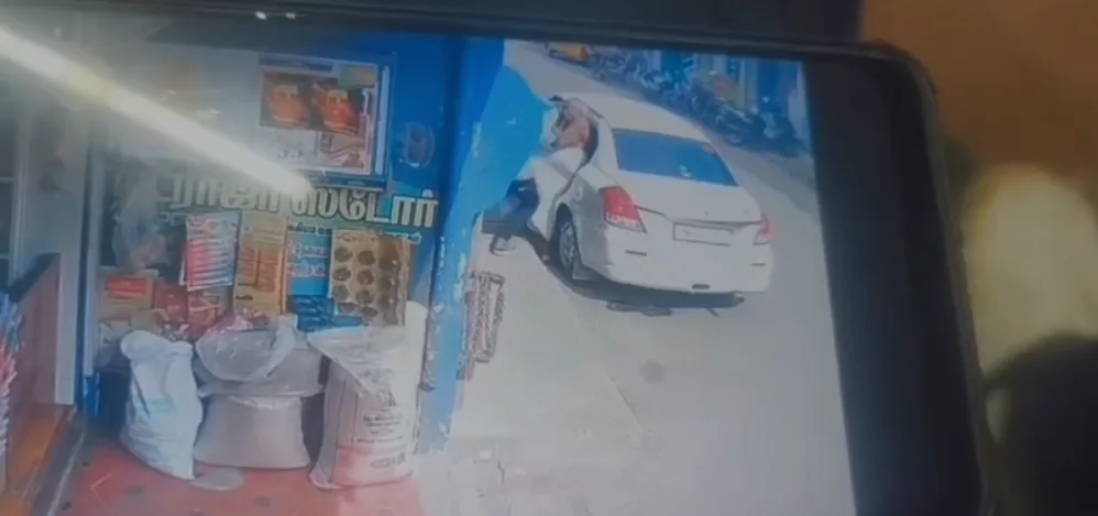 முதியவரை காரில் கடத்தி  நகை பறிப்பு