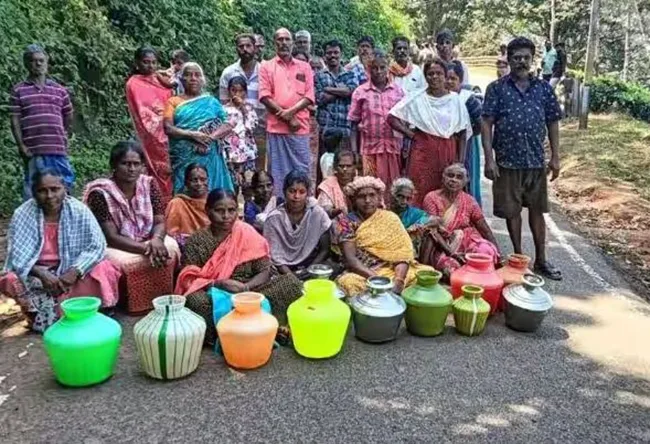 குடிநீர் பிரச்சனை காலிகுடங்களுடன் பொதுமக்கள் சாலைமறியல் போராட்டம்