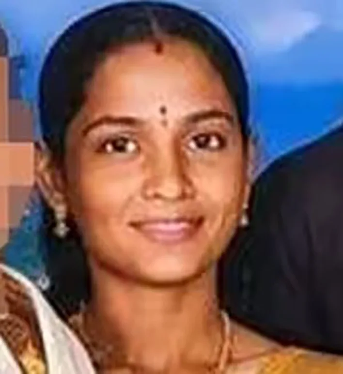 தூங்கிக் கொண்டிருந்த மனைவியின் தலையில் அம்மிக்கல்லைப் போட்டு கொலை - கணவர் கைது
