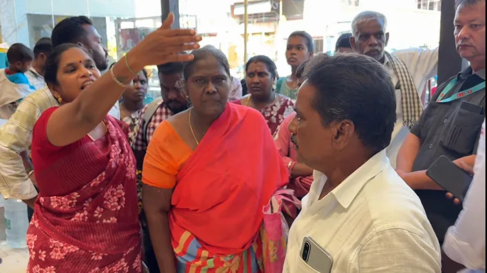 வாடிக்கையாளர்களுக்கு அல்வா குடுத்த ஜவுளிக்கடை