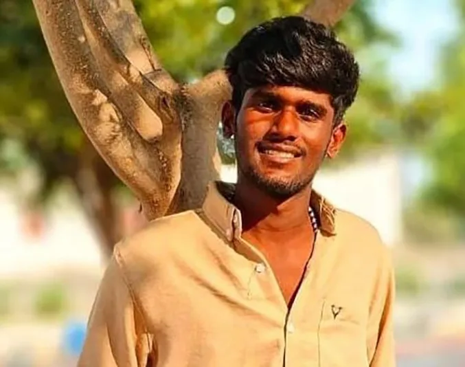 கல்லூரி மாணவன் அரிவாளால் வெட்டிக் கொலை