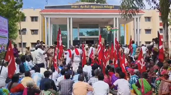 செப்டிக் டேங்க் பலகைகளை அகற்றும் பணியில் ஈடுபட்ட மூன்று தொழிலார்கள் பலி