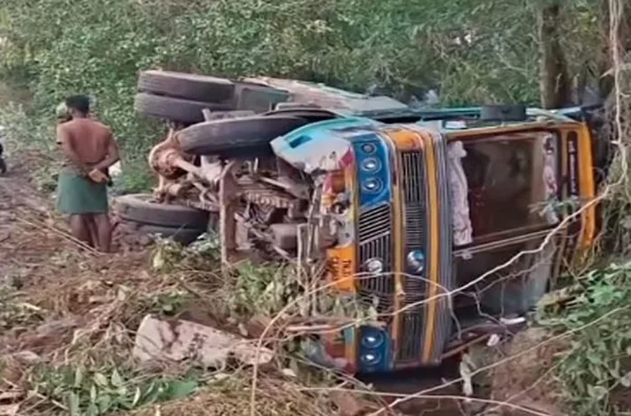 புவனகிரி அருகே லாரி கவிழ்ந்து விபத்து