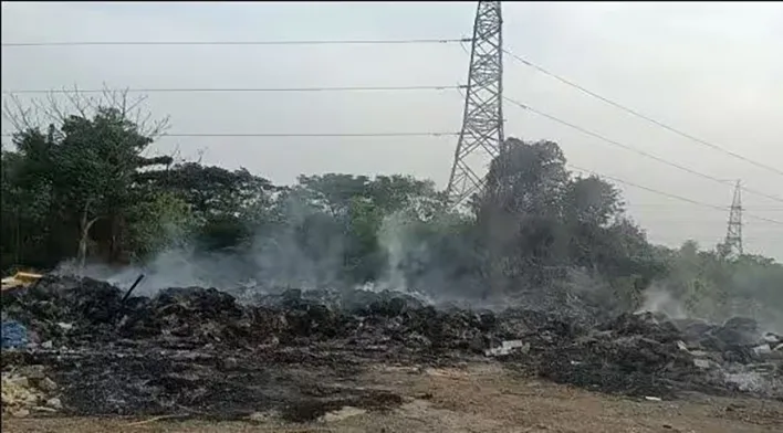 காஞ்சிபுரம் ஏரியில் தொழிற்சாலை கழிவுகள் கொட்டி எரிப்பு