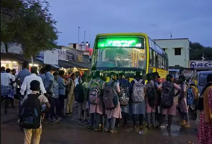 அரசு பேருந்தை முற்றுகையிட்டு மக்கள் போராட்டம்