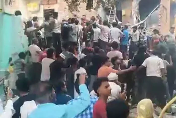 டெல்லியில் 3 மாடி கட்டடம் இடிந்து விழுந்து விபத்து