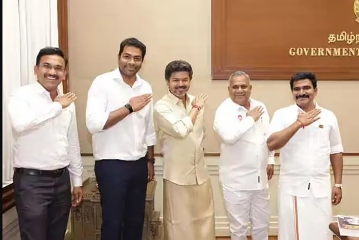 இடைத்தேர்தல் வெற்றியை அமைச்சர்களுடன் கொண்டாடிய முதலமைச்சர் விஜய்