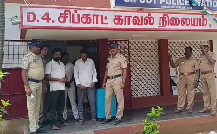 ஓசூர் அருகே ஆம்னி பேருந்தில் கஞ்சா கடத்தல் - மூவர் கைது