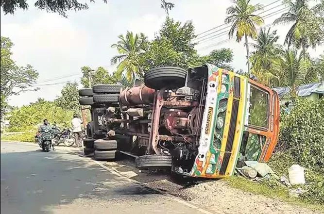 மொரப்பூர் அருகே கோழித்தீவனம் ஏற்றி வந்த லாரி கவிழ்ந்து விபத்து