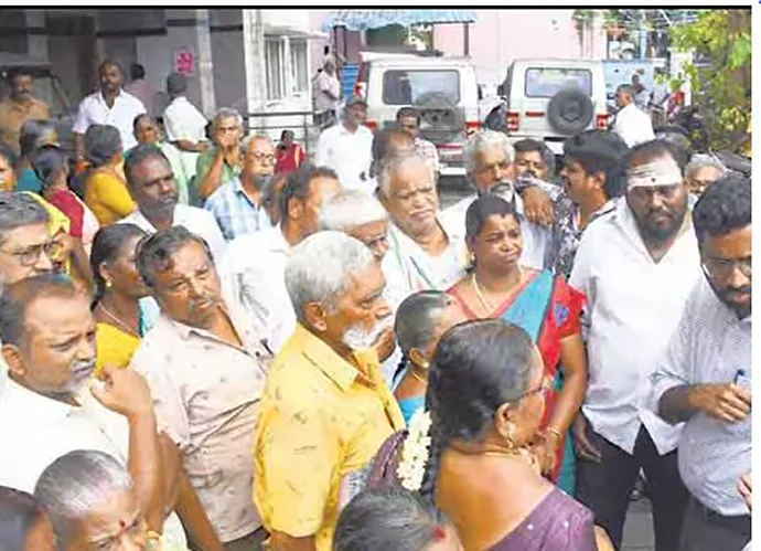 சேலத்தில் 15 நாட்களுக்கு ஒருமுறை குடிநீர் - காலிக் குடங்களுடன் பொதுமக்கள் மாநகராட்சி அலுவலகத்தை முற்றுகை