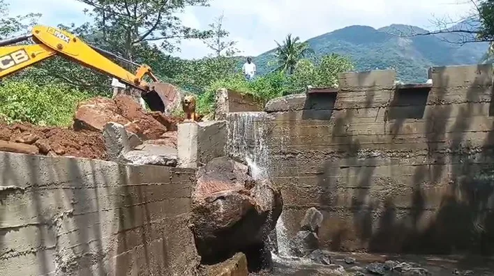 மேக்கரை அருகே இயற்கை நீரோடைகளை மறித்து அமைக்கப்பட்ட செயற்கை நீர்வீழ்ச்சிகள் அகற்றம்