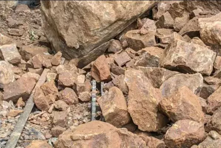 குன்னுாரில் கனமழை காரணமாக இரயில் பாதையில் நிலச்சரிவு