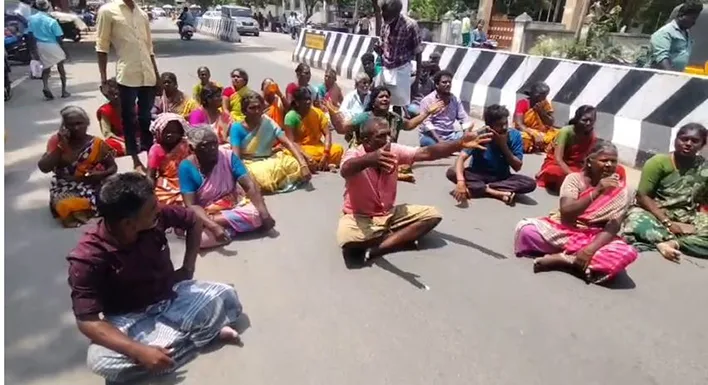 அரியலூரில் சாலையோர வியாபாரிகள் சாலை மறியல்
