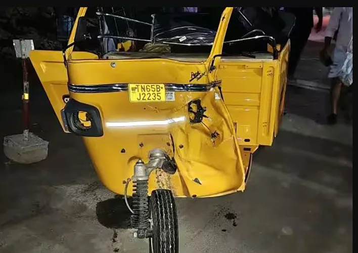 ஆட்டோ மீது கார் மோதி விபத்து - 4 பேர் படுகாயம்