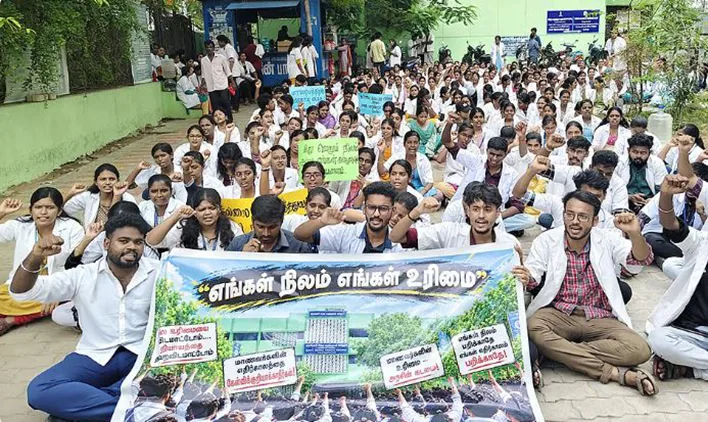 நெல்லை அரசு சித்த மருத்துவக் கல்லூரி மாணவ-மாணவிகள் உள்ளிருப்பு போராட்டம்