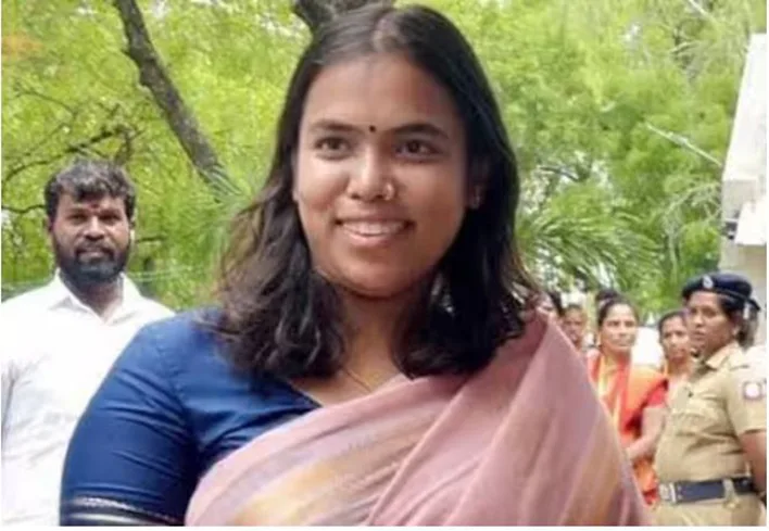 சிவாஜி கிருஷ்ணமூர்த்தியை கொள்கைத் தலைவராக வைத்துக்கொள்ளுங்கள் — ஸ்டாலின், உதயநிதியை அமைச்சர் கீர்த்தனா கடும் விமர்சனம்