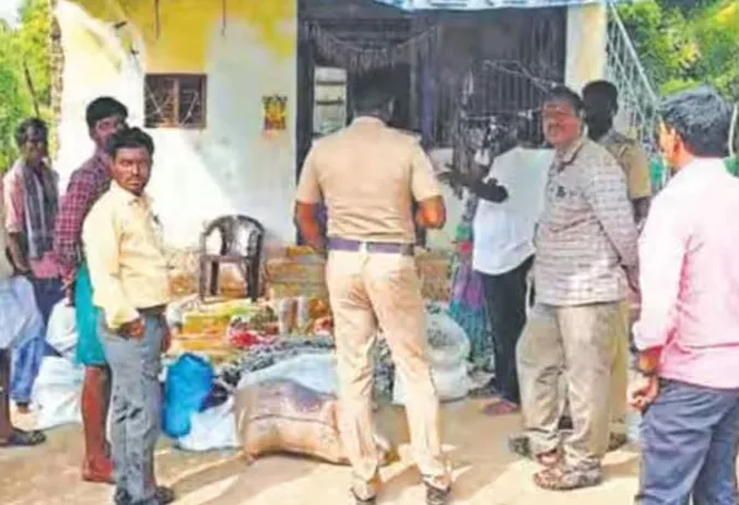 விழுப்புரத்தில் வீதிகளை மீறி நாட்டு பட்டாசுகள் விற்பனை