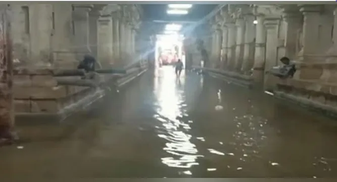 திருச்செந்தூர் கோவிலுக்குள் மழைநீர் தேக்கம் - பக்தர்கள் அவதி
