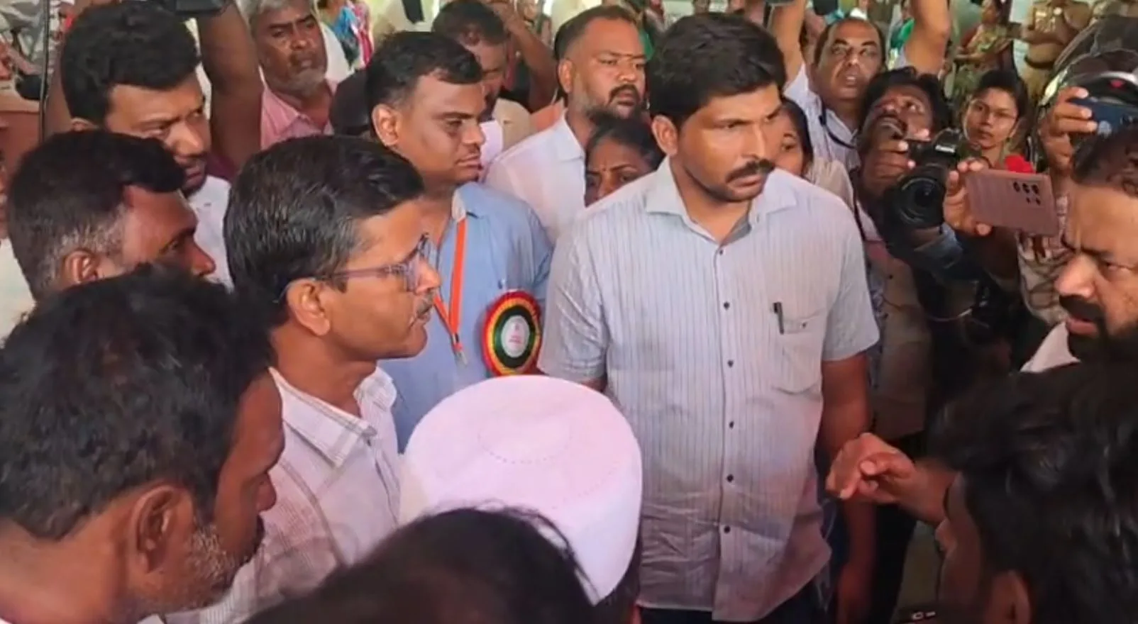 வாக்காளரிடம் விசில் சின்னத்திற்கு வாக்களிக்க கூறிய தேர்தல் அலுவலர் மீது புகார்